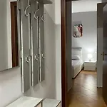 One-bedroom Near U.s. Embassy Lägenhet *