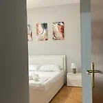 Lägenhet One-bedroom Near U.s. Embassy Tirana