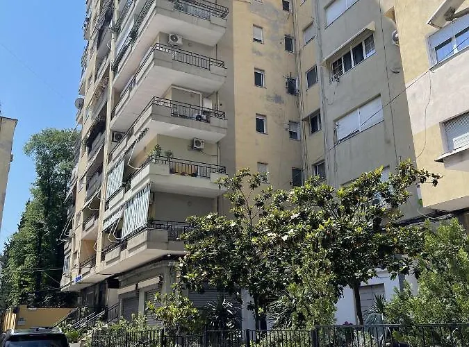 One-bedroom Near U.s. Embassy アパート ティラナ