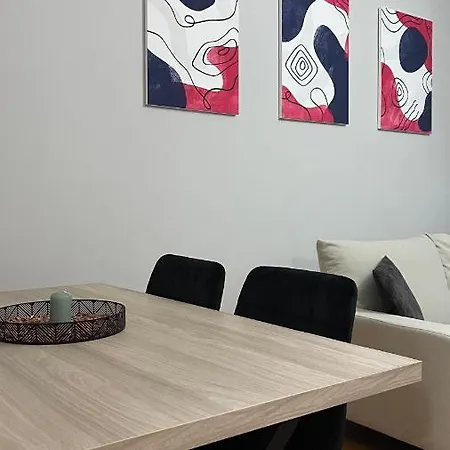 One-bedroom Near U.s. Embassy Apartman